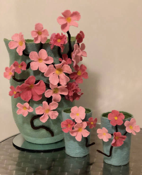 Filzurne Kirschblüten mit Trostlichtern